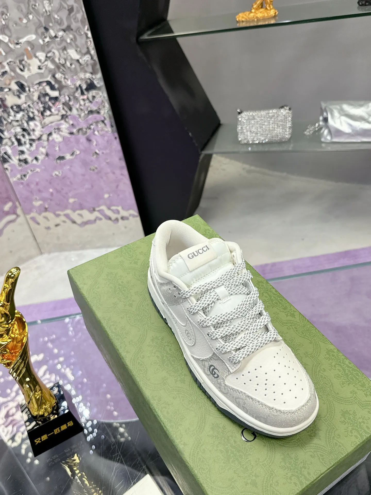 Men's shoes 💰580❤️❤️❤️ Gucci co-branded dunk Nike The latest official model 💓Gucci x Nike Dunk SB series 💓 Produced by Foshan Factory. The shoe body is made of off-white canvas as the main color, with an off-white leather frame overlay, making the shoe very versatile. The tongue is embroidered with yellow Gucci words, and the Swooshb on both sides of the shoe body The logo is embellished with sky blue, and the tongue is made of mesh material, which enhances breathability and is very versatile overall. The word Gucci on the lower side of the heel is decorated in 3D, the mini Nike Swoosh Logo on the side of the toe is embellished with sky blue embroidery, and the yellow Gucci brand name is printed on the heel to highlight the joint identity. Finally, an aged oxidized midsole and a blue outsole complete the overall design. Size: 35-45 Full set of Gucci packaging